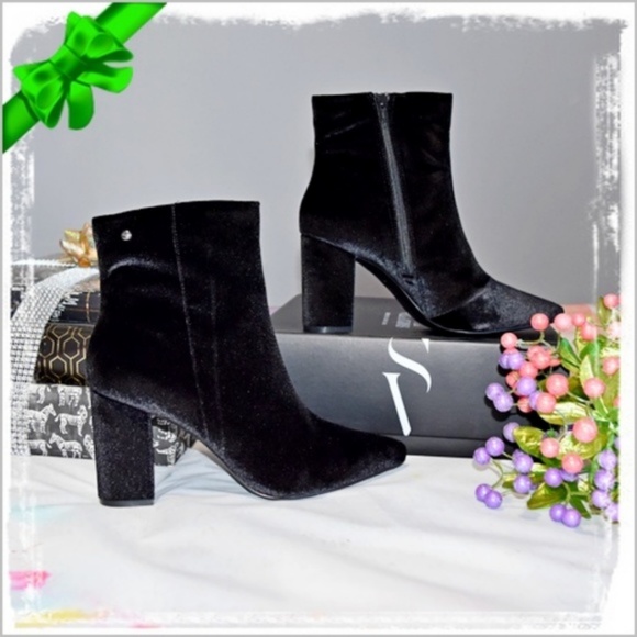 NIB Simply Vera Black Velvet Bootie - Picture 1 of 5